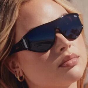 NEW! Quay polarized Secret Set curved sunglasses